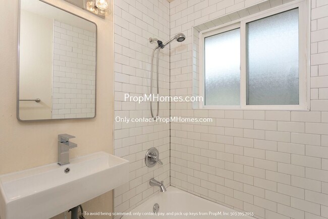 Building Photo - Move-In Special! Sleek 2BR in NE Portland ...