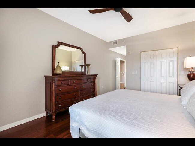 Building Photo - 1064 N Tamiami Trl