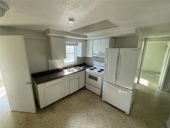 Building Photo - 7034 Bellaire Terrace