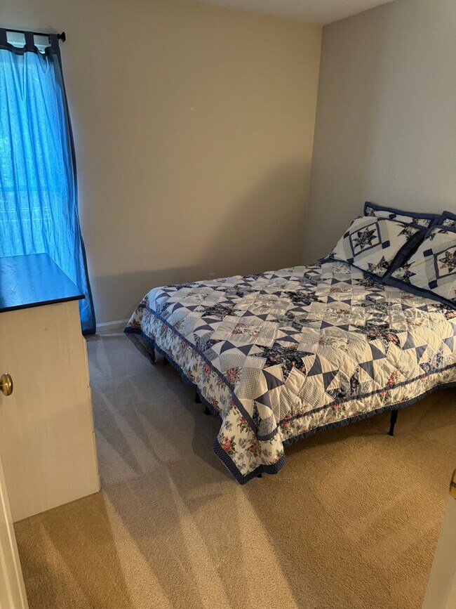 Building Photo - Affordable Lakeside Condo – 3 Bed, 1 Bath