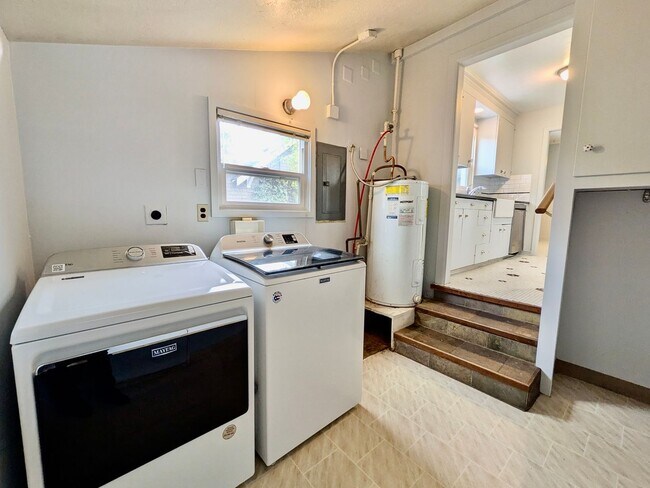 Building Photo - Darling 2 Bed 1 Bath 1940's Cottage Near Multnomah Village is a Must See!
