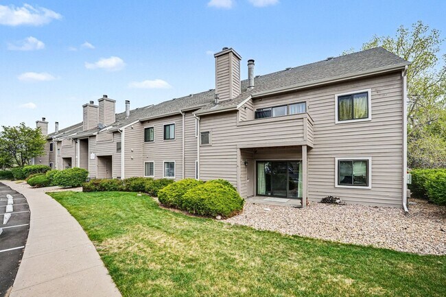 Building Photo - Updated 2 Bedroom 2 Bathroom Condo in Lakewood!