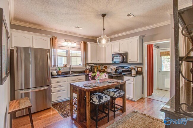 Building Photo - 1605 McCullough Ave NE