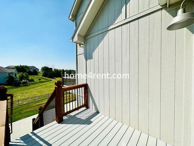 Building Photo - Exceptional Olathe Home in the Cedar Creek Subdivision w/ Wood Floors and a Finished Basment!