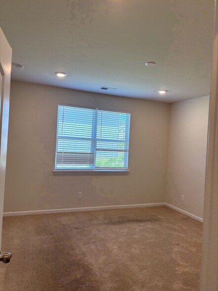 Building Photo - 7136 Maple Run Cir