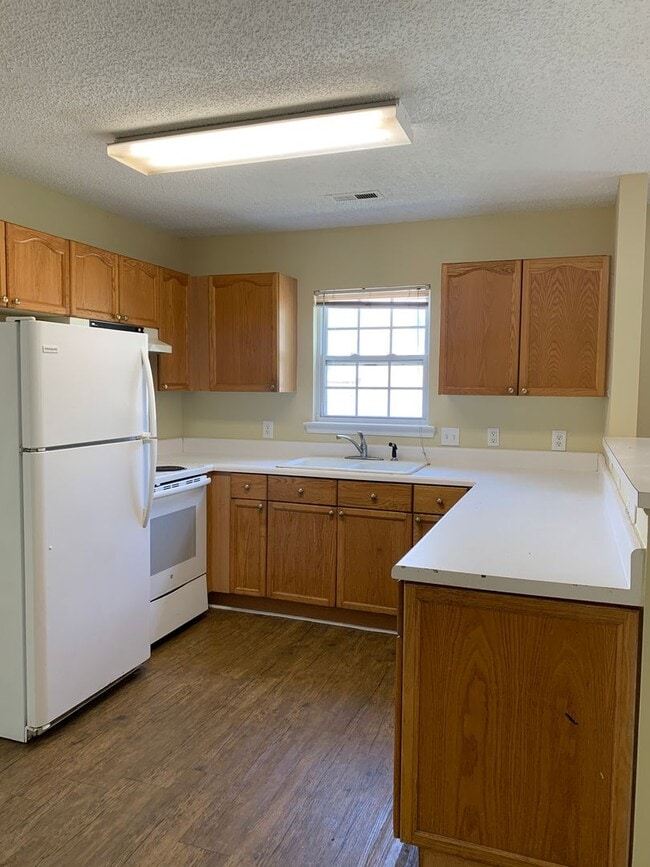Building Photo - 3 Bedroom 2 Bath One Story House on Charte...