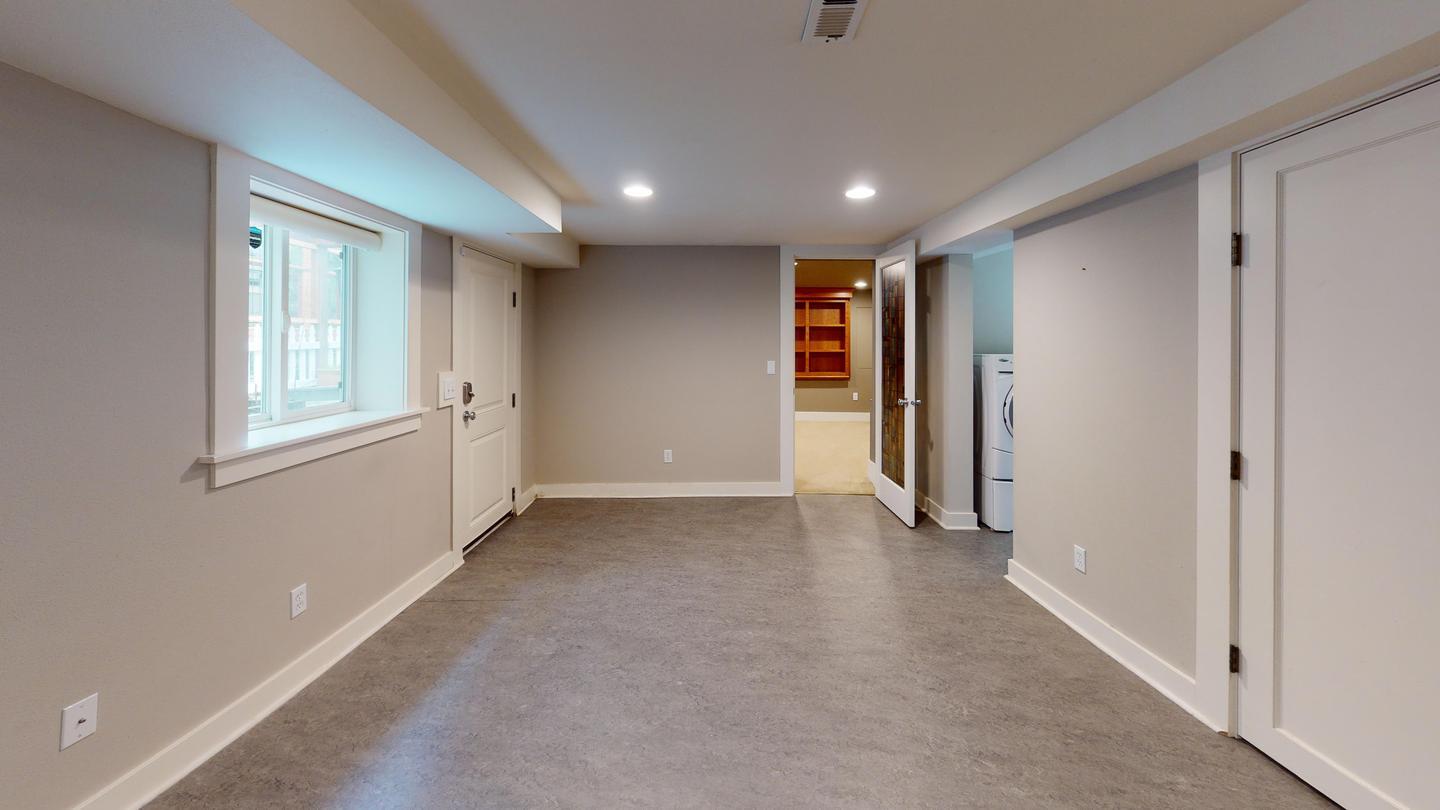 Building Photo - 812 W Bothwell St