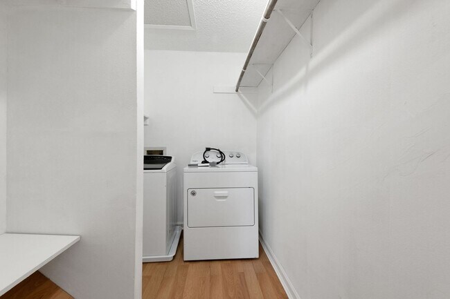 Building Photo - Charming 1BR Condo in Palm Bay
