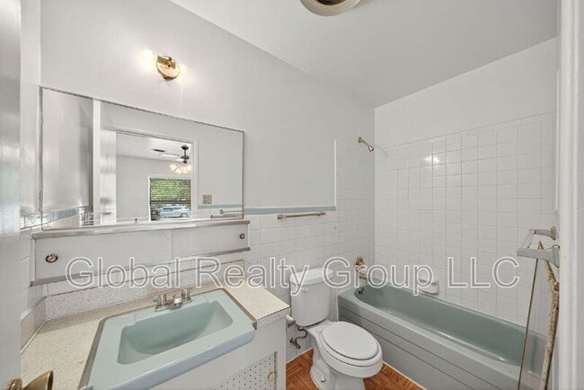 Building Photo - 121 Rosewood Dr