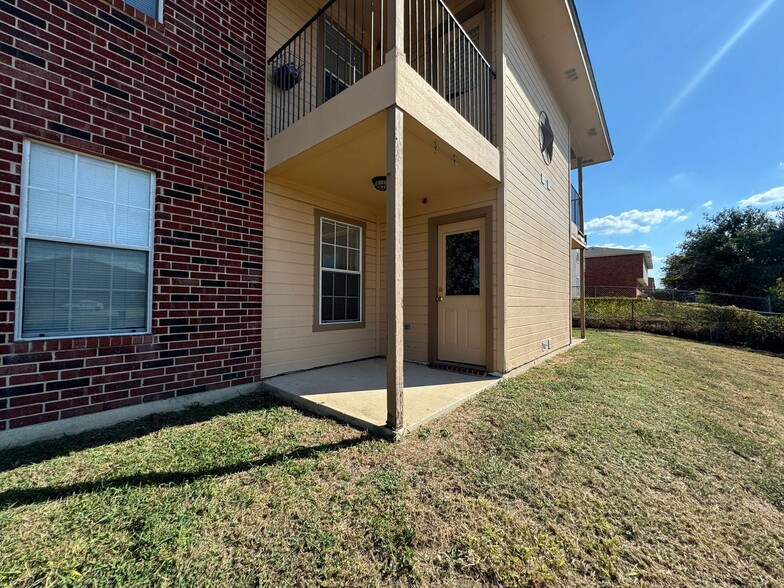 Building Photo - 3301 Barcelona Dr