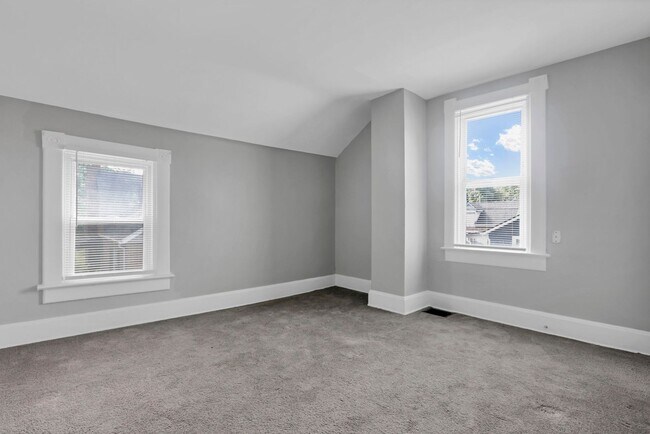 Building Photo - 341 E Markison Ave