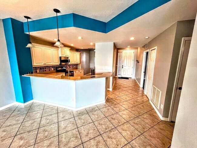 Building Photo - ANNUAL UNFURNISHED 2 bed 2 bath ground floor water front condo in Bradenton