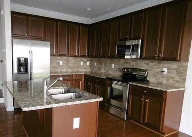 Building Photo - GORGEOUS 3 BR Townhome in the Heart of Bal...