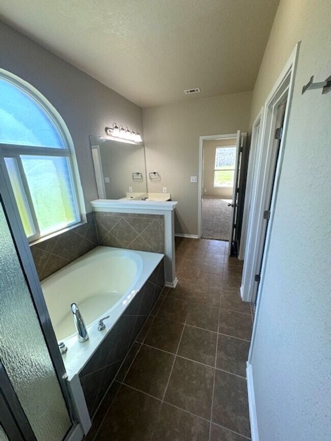 Building Photo - Must See Newly Updated 5/3.5 Home in Alamo...