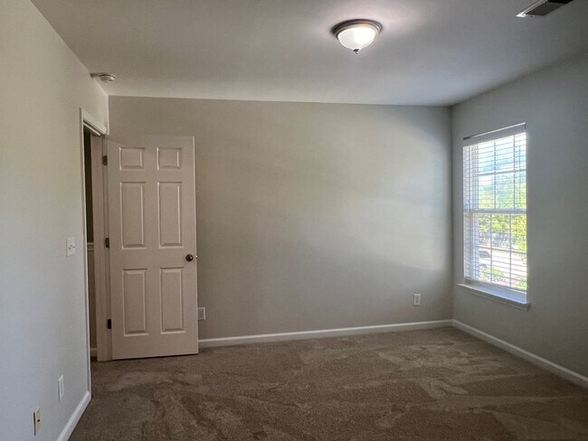 Building Photo - Beautiful 4 Bedroom, 3.5 Bath, Pet Friendl...