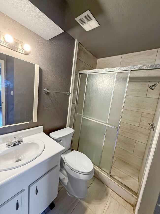 Building Photo - Section 8 Friendly - Modernized South Tulsa Condo with Pool Acc