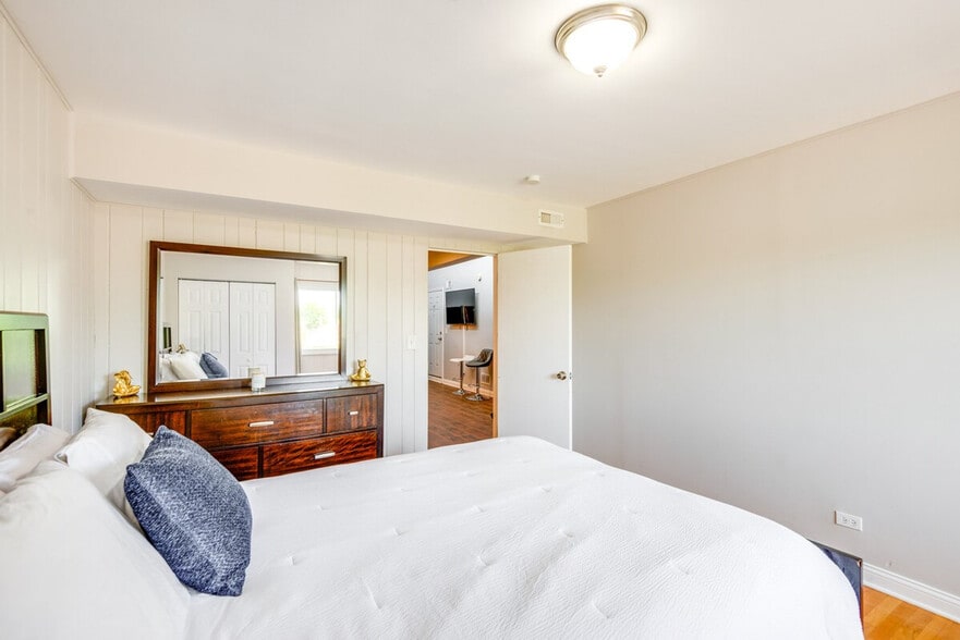 Building Photo - 8138 S Kedzie Ave