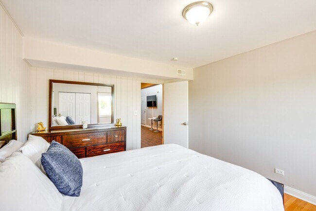 Building Photo - 8138 S Kedzie Ave