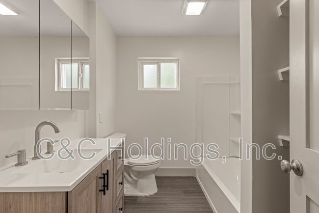 Building Photo - 4541 E 32nd Pl