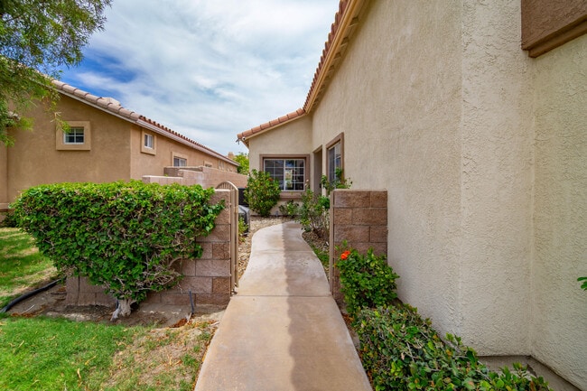 Building Photo - 45596 Torrey Pines Ct