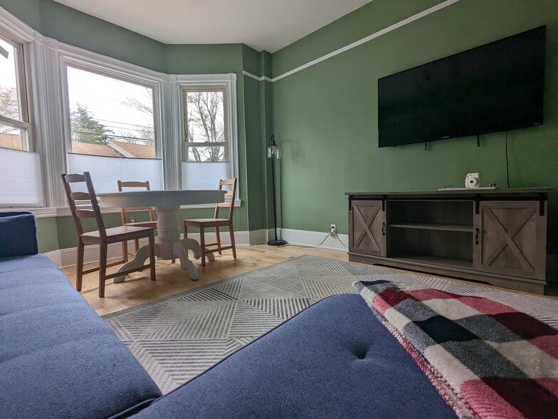 Building Photo - 241 Spring St