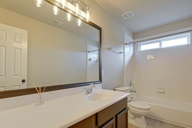 Building Photo - Two-story, 4BD/2.5BR renovated home in Fie...