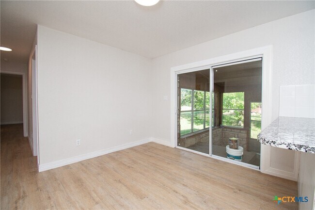 Building Photo - 199 Apache Springs Rd