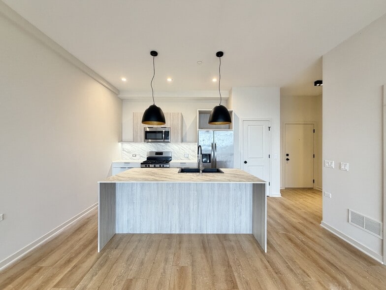 Building Photo - 3207 N Narragansett Ave