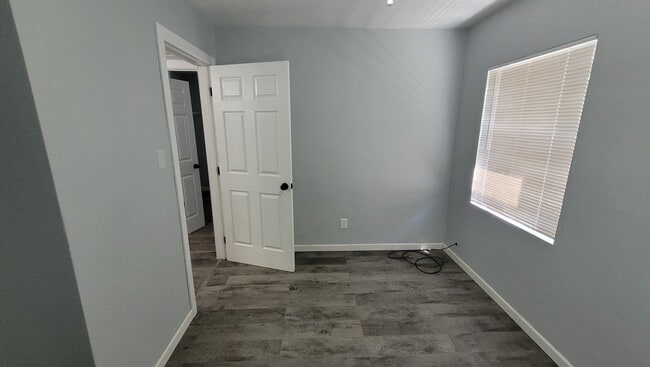 Building Photo - 2 Bedroom 1 Bath Home w/ Large Backyard fo...