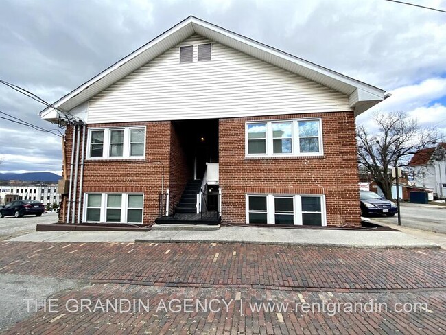 Building Photo - 202 Elm Ave