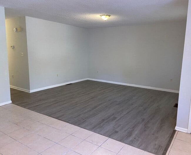 Building Photo - Charming Brick Ranch on a Cul-de-sac! MOVE...