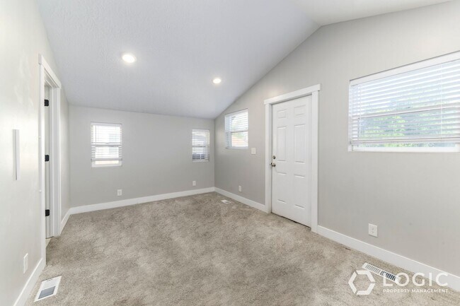 Building Photo - 935 W 200 N