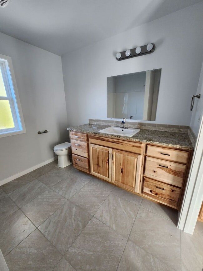 Building Photo - 6th Ave SE Duplex