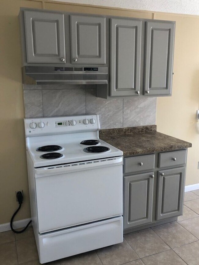 Building Photo - Recently Renovated 2 Bedroom 1 Bath Apartm...