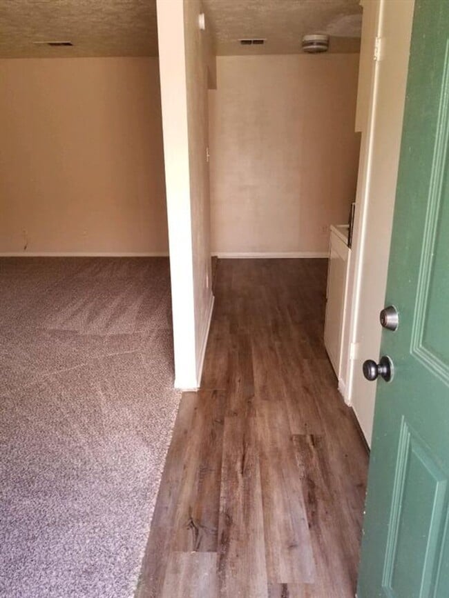 Building Photo - 2 Bed + 1 Bath - Spacious Townhome  close to Campus and Park