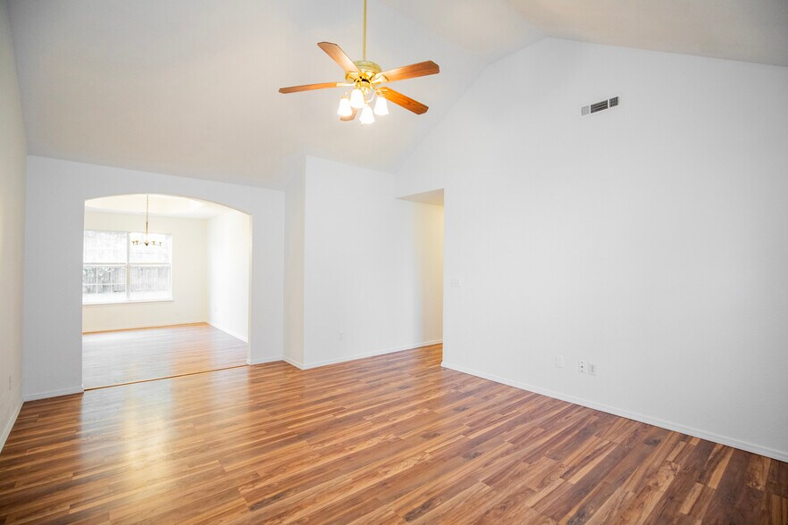 Building Photo - 215 Broyles St