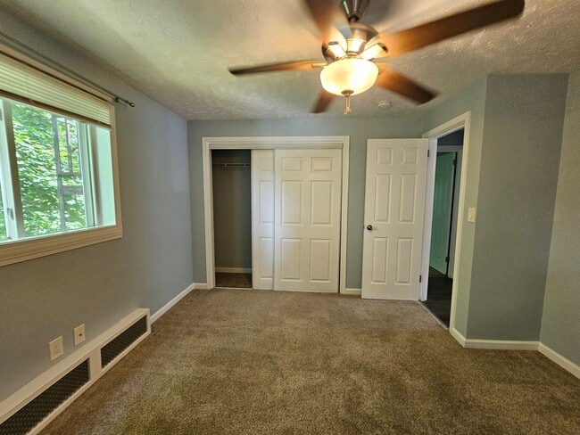 Building Photo - 2 bedroom 1 bath apartment located in Bell...