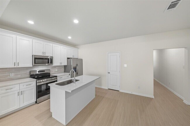 Building Photo - 716 W Dallas St