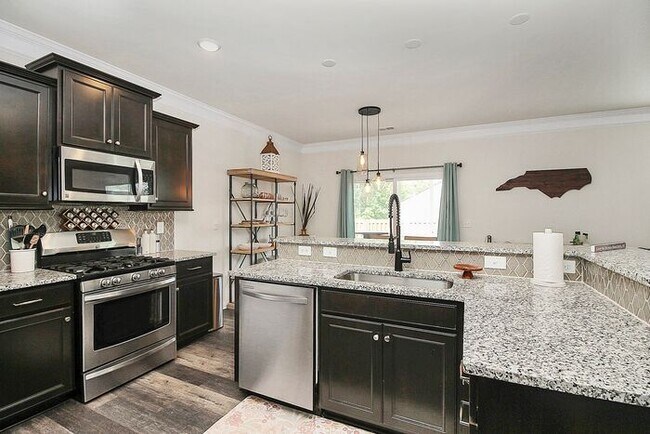 Building Photo - Beautiful Corner Lot 3BD/2.5BA w/ Fenced Yard