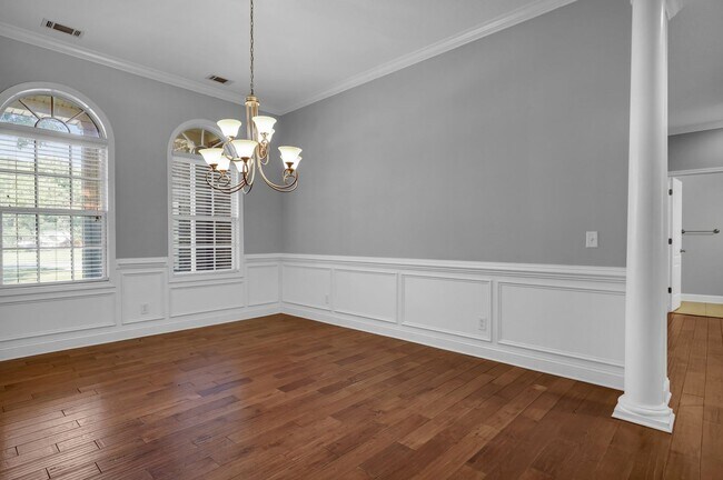 Building Photo - AVAILABLE LATE JULY 2025 (PET FRIENDLY)