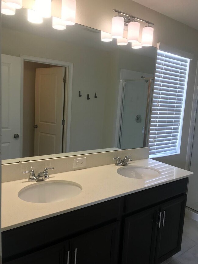 Building Photo - 4 Bedroom Home in Storey Grove Manors