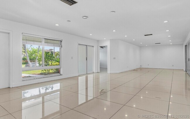 Building Photo - 2910 NE 40th Ct