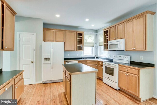 Building Photo - 26161 Rachel Hill Dr