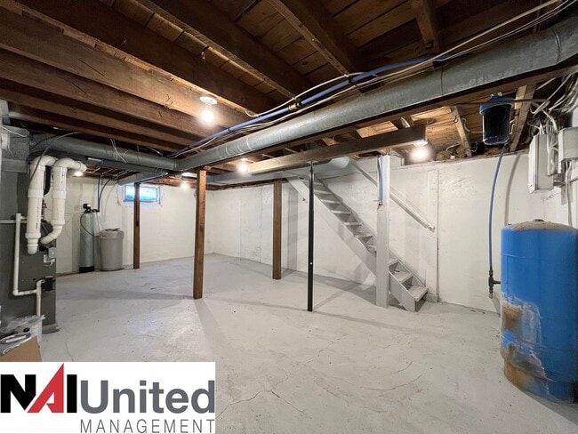 Building Photo - Four bedroom, one bathroom for rent