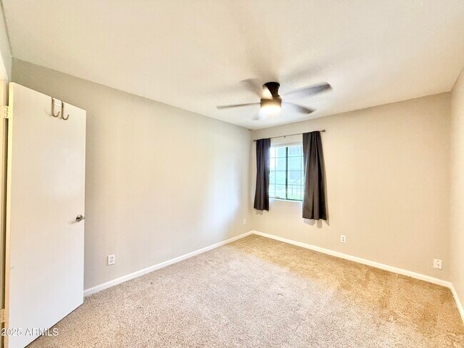 Building Photo - 533 W Guadalupe Rd