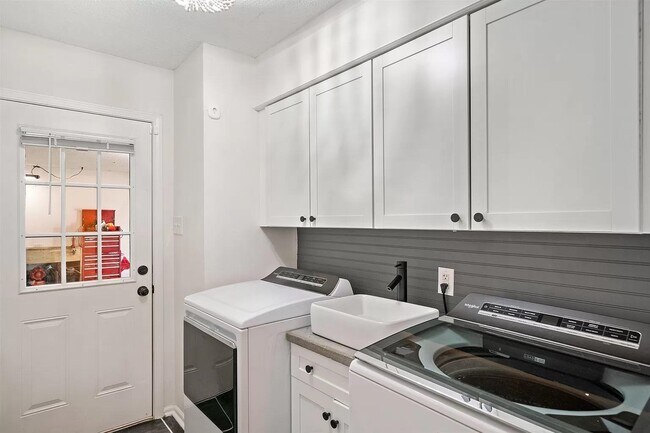 Building Photo - 8081 Ridgetown Ln