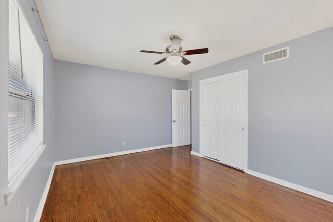 Building Photo - 2104 Hillburn Dr