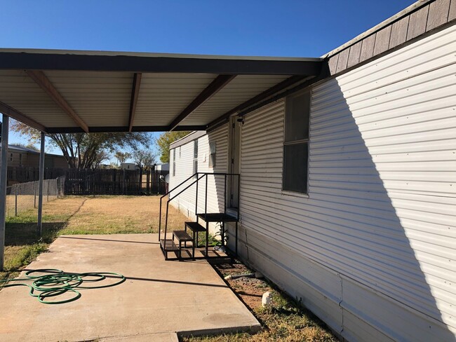 Building Photo - Trailer House; 3 bed 2 bath, covered patio