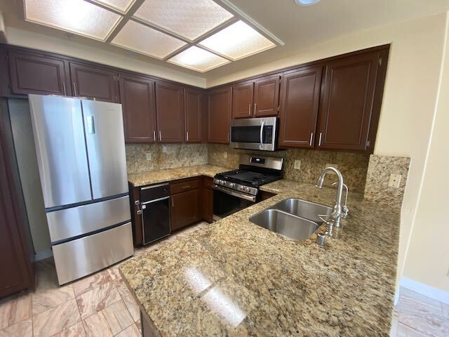 Kitchen - 439 Camille Cir