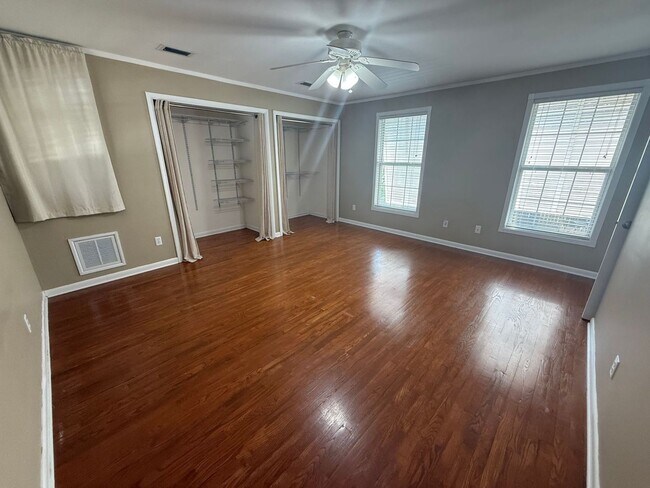 Building Photo - 905 Poinciana Dr